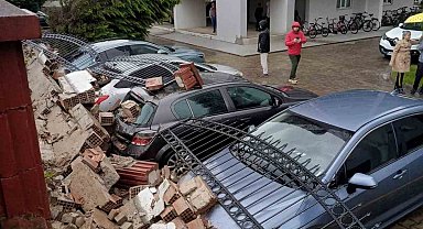 Aşırı yağış istinat duvarını yıktı: 5 araç zarar gördü