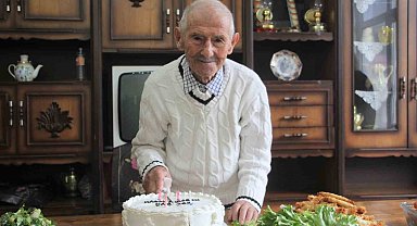Asırlık dede, 102'nci yaşını pasta keserek karşıladı: "Sıhhatim gençlik gibi devam ediyor"