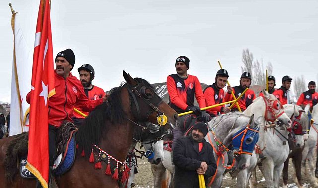 Aşkale'nin kurtuluş bayramında cirit coşkusu