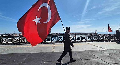 Askeri kıyafeti ve elinde Türk bayrağıyla İstanbul'dan Çanakkale'ye yürüyor