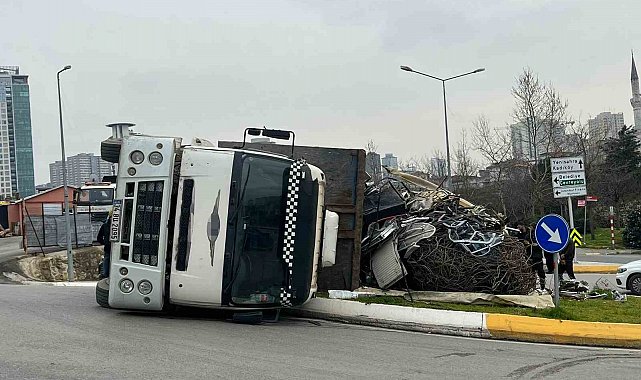 Ataşehir'de kamyon devrilerek yan yattı