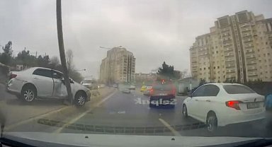 Ataşehir'de kontrolden çıkan araç elektrik direğini devirdi: Faciadan saniyelerle kurtuldu