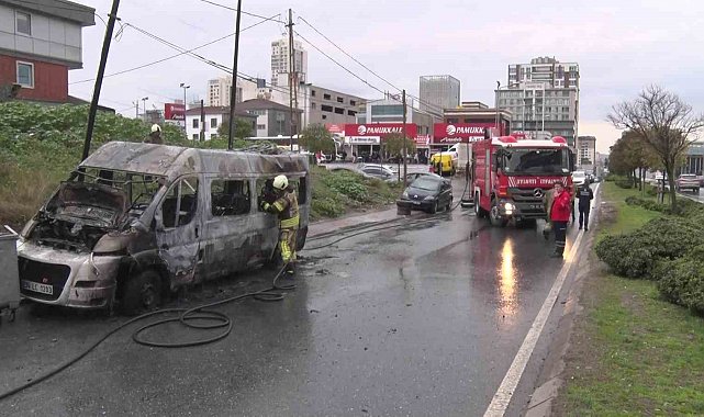 Ataşehir'de servis minibüsü yanarak küle döndü