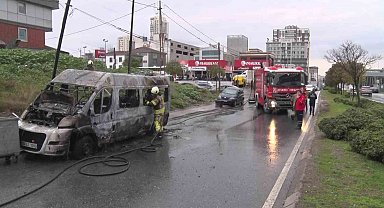 Ataşehir'de servis minibüsü yanarak küle döndü