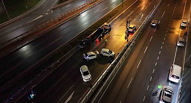 Ataşehir'de zincirleme kaza: Yardım için duran araçlar da kazaya karıştı, 3 yaralı