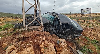 Aydınlatma direğine çarpan otomobilin sürücüsü öldü