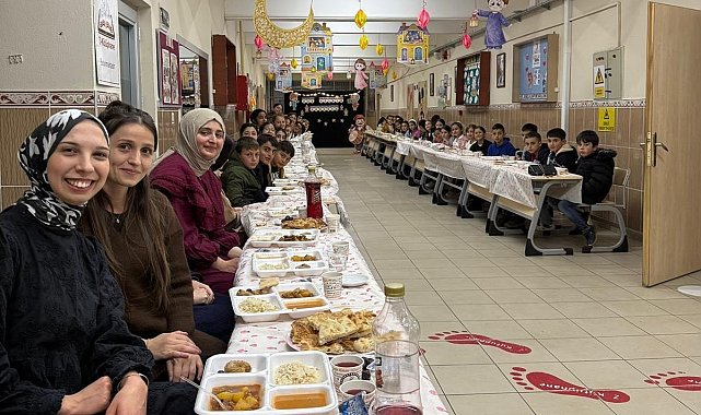 Aydıntepe'de öğretmenler ve öğrenciler iftar sofrasında bir araya geldi