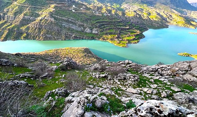 Ayı Nevruzu Gerger kayalıklarını renklendirdi