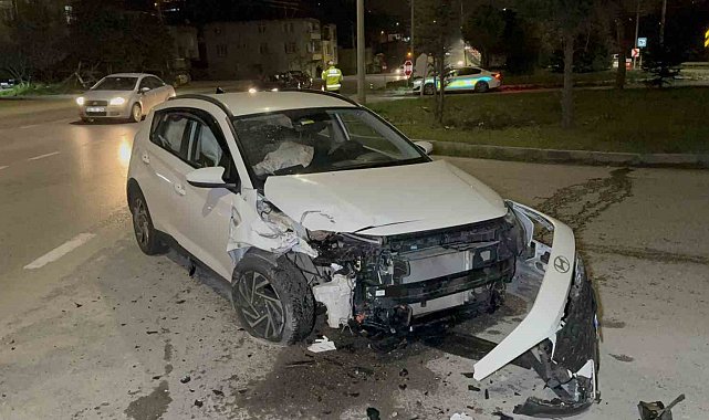 Aynı kavşakta 9 yıl sonra yine kaza yaptı: 2 yaralı