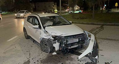 Aynı kavşakta 9 yıl sonra yine kaza yaptı: 2 yaralı