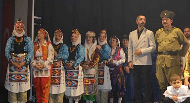 Ayvalık'ta Çanakkale destanı halk danslarıyla yaşatıldı