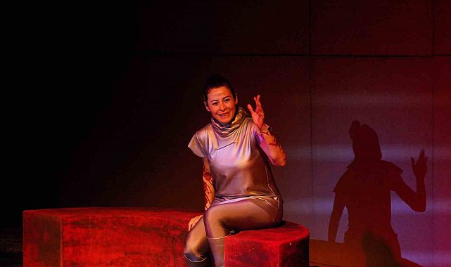 Ayvalık'ta Dünya Tiyatro Günü'nde "Müdahil" sahnelendi