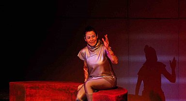 Ayvalık'ta Dünya Tiyatro Günü'nde "Müdahil" sahnelendi