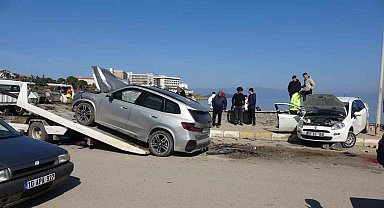 Ayvalık'ta iki araç çarpıştı 2'si ağır 6 kişi yaralandı