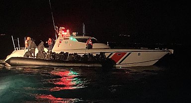 Ayvalık'ta motoru arızalanan botla denizde sürüklenen 39 göçmen kurtarıldı