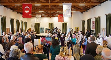 Ayvalık'ta "Kadın gözüyle bir renkte direnç" sergisi açıldı