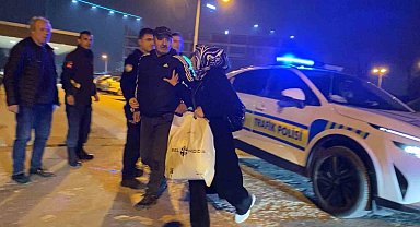 Babası kaputun üstünde oturup polise direndi… Yüksek sesle seyreden sürücünün aracı trafikten men edildi