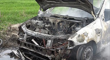 Bafra'da otomobil alevlere teslim oldu