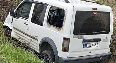 Bafra'da su kanalına düşen aracın sürücüsü yaralandı