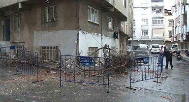 Bağcılar'da bir binanın çatısı çöktü: 2 araç hasar gördü