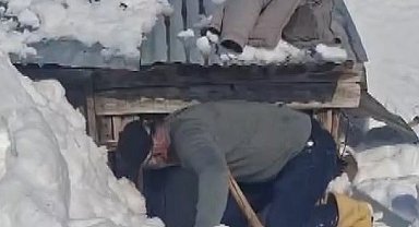 Bahar hazırlığı için gittikleri köyde metrelerce karla karşılaştılar