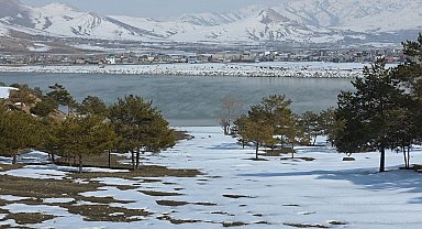 Bahar yüzünü gösterdi: Sıhke Göleti'nin buzları tamamen çözüldü