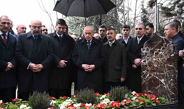 Bahçeli, Merhum Türkeş'in kabrini ziyaret etti