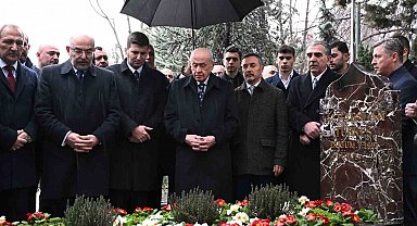 Bahçeli, Merhum Türkeş'in kabrini ziyaret etti