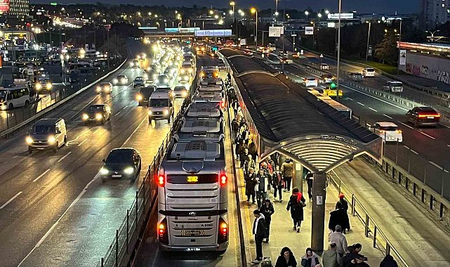 Bahçelievler'de metrobüs ayağının üstünden geçen kadın yaralandı