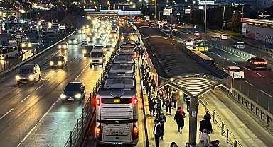 Bahçelievler'de metrobüs ayağının üstünden geçen kadın yaralandı