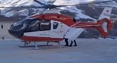 Bahçesaray'daki minik hasta helikopter ambulansla Van'a sevk edildi