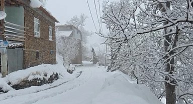 Bahçesaraylılar açtıkları kar tünelleriyle günlük hayatlarını sürdürüyor