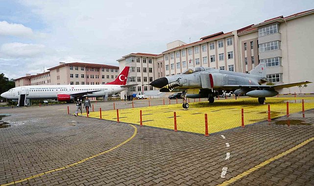 Bahçesinde Boeing 737 eğitim uçağı ve F-4 Phantom ile geleceğin havacılarını yetiştiren lise