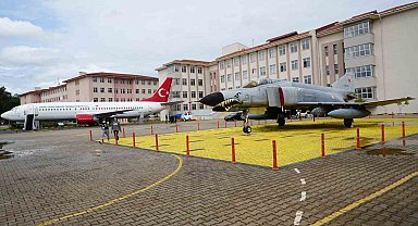 Bahçesinde Boeing 737 eğitim uçağı ve F-4 Phantom ile geleceğin havacılarını yetiştiren lise