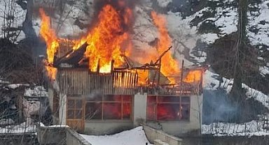 Balık tesisinde çıkan yangın evi küle çevirdi