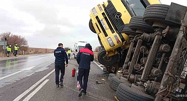 Balık yemi yüklü tır devrildi