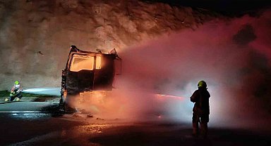 Balıkesir'de kauçuk yüklü tır alev alev yandı