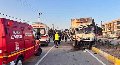 Balıkesir'deki kamyon ile traktör çarpıştı: 2 yaralı