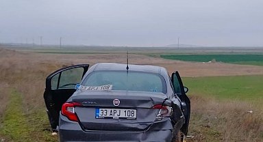 Bariyerlere çarpıp tarım arazisine giren otomobilde 5 kişi yaralandı