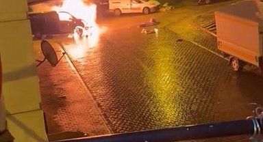 Başakşehir'de alev alev yanan araç kamerada