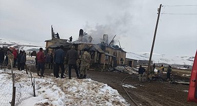 Başkale'de ev yangını