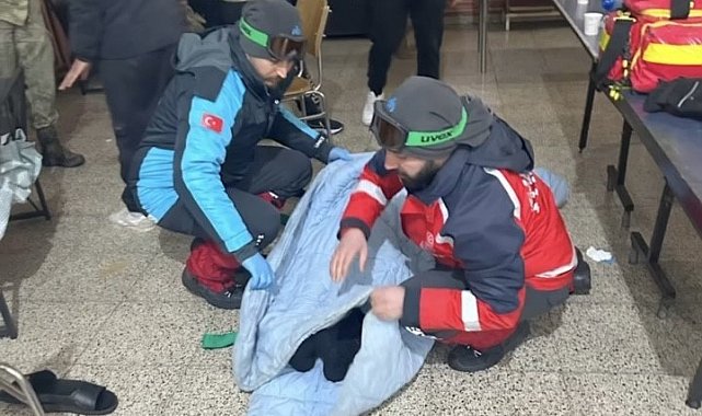 Başkale'de hipotermi şüphesi olan 2 göçmen kurtarıldı