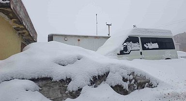 Başkale'de kar yağışı