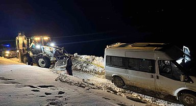 Başkale'de yoldan çıkan minibüs kara saplandı