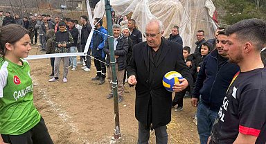 Başkan Arslan, Çamlıbel'de Voleybol Turnuvasına katıldı