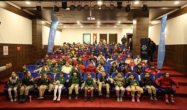 Başkan Çerçioğlu Koçarlı'da minikleri tiyatro ile buluşturdu