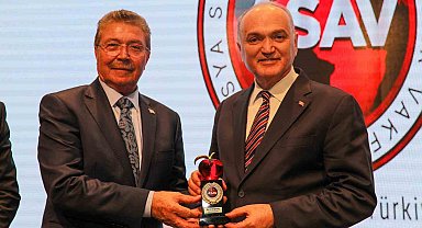 Başkan Özlü'ye 'Kızıl Elma' Ödülü