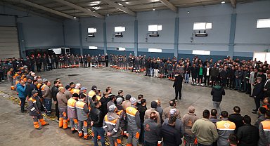 Başkan Palancıoğlu güne mesai arkadaşlarıyla bayramlaşarak başladı