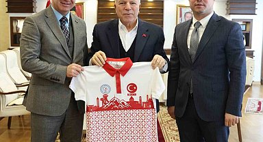 Başkan Sekmen'e Erzurum temalı forma