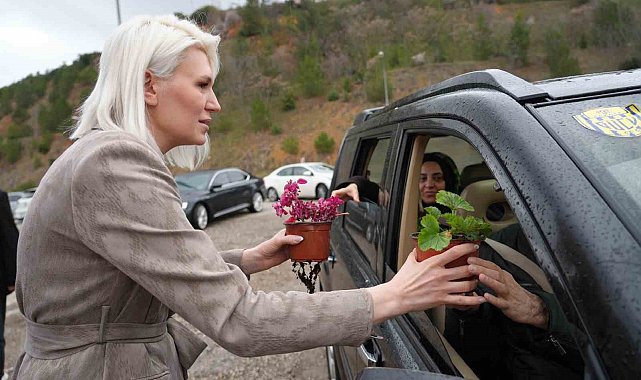 Başkan Subaşı, mezarlık ziyaretinde vatandaşlara çiçek dağıttı
